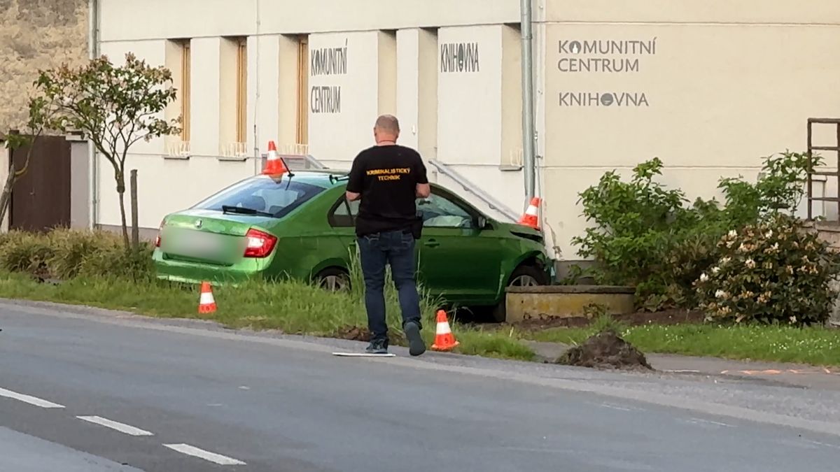Řidič na Nymbursku vjel na chodník, srazil čtyři chodce